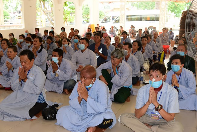 Giving gifts to oncology  patients attending One Day Retreat